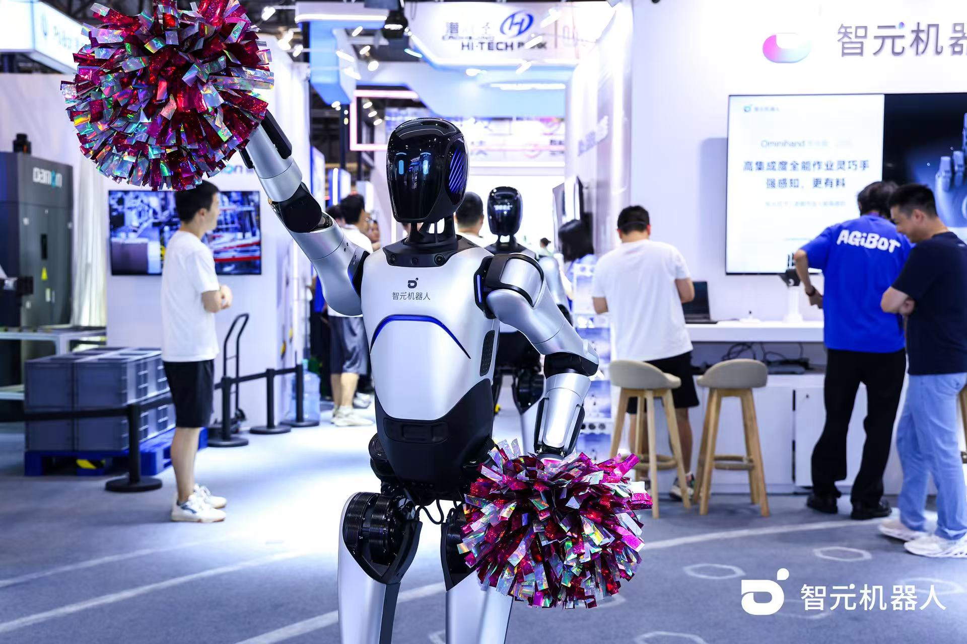 KY开元机器人 WAIC 首日展台火爆，机器人家族集体打工忙不停